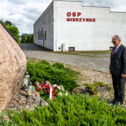 2021-09-01 Złożenie kwiatów pod obeliskiem w Mierzynku (4)