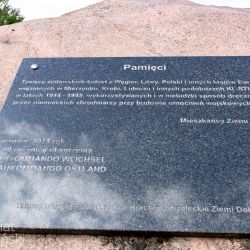 2021-09-01 Złożenie kwiatów pod obeliskiem w Mierzynku (8)