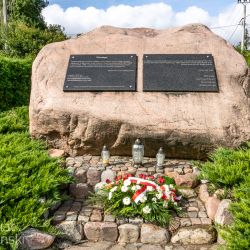 2021-09-01 Złożenie kwiatów pod obeliskiem w Mierzynku (10)