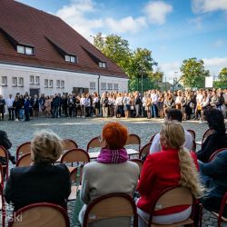 2021 09 01 Rozpoczęcie roku szkolnego ZSP w Chełmży_gratulacje dla nowej dyrektor (34)