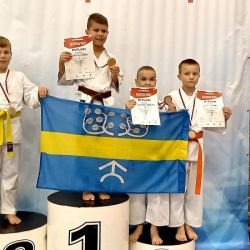 Zawodnicy AKT Budo z Obrowa z medalami (1)