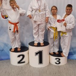 Zawodnicy AKT Budo z Obrowa z medalami (7)