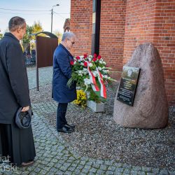 2021 11 10 Złożenie kwiatów pod pomnikiem w Złotorii (5)
