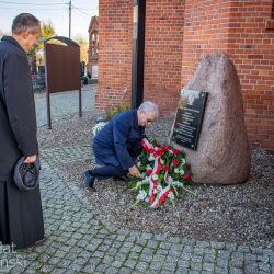 2021 11 10 Złożenie kwiatów pod pomnikiem w Złotorii (6)