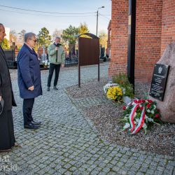 2021 11 10 Złożenie kwiatów pod pomnikiem w Złotorii (7)