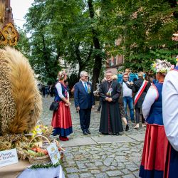 www_dożynkowe wieńce przed katedrą (25)