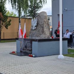 2023-09-03-zlozenie-kwiatow-pod-obeliskiem-w-zlotorii (6)