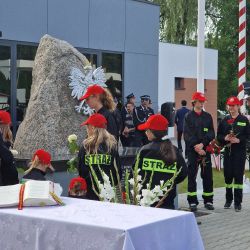 2023-09-03-zlozenie-kwiatow-pod-obeliskiem-w-zlotorii (7)