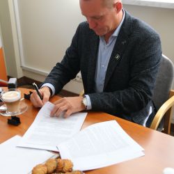 2023-09-05 Podpisanie umowy na drogę powiatową Dąbrowa Chełmińska - Cichoradz (2)