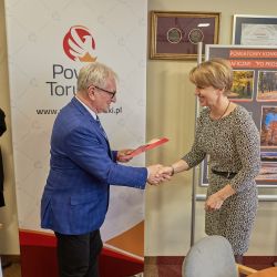 Agnieszka Rutkowska odbiera dyplom i nagrodę z rąk Starosty Toruńskiego