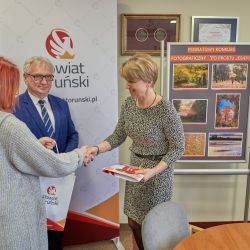 Agnieszka Rutkowska odbiera zestaw upominków z rąk jurorki konkursu