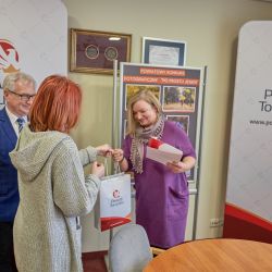 Marcelina Dąbrowska odbiera zestaw upominków z rąk jurorki konkursu