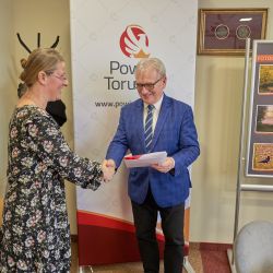Agnieszka Bożek odbiera dyplom z rąk Starosty Toruńskiego