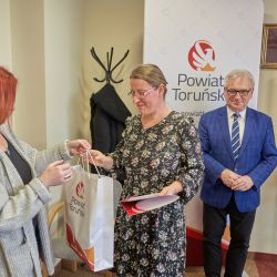 Agnieszka Bożek odbiera zestaw upominków z rąk jurorki konkursu