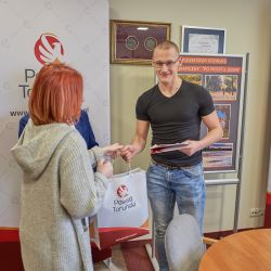 Kacper Paziewski odbiera zestaw upominków z rąk jurorki konkursu