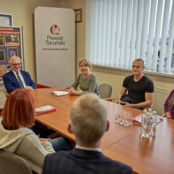 Rozmowa laureatów konkursu z Starostą Toruńskim