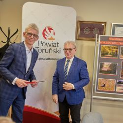 Aleksander Grzelak odbiera dyplom i nagrodę z rąk Starosty Toruńskiego
