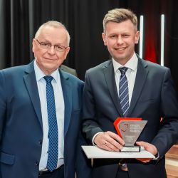 Wicestarosta Michał Ramlau ze statuetką