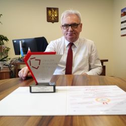 Starosta Marek Olszewski ze statuetką