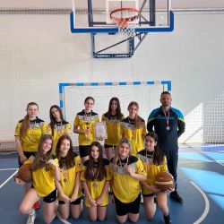 Zdjęcie grupowe zwycięskiej drużyny z medalami i pucharem