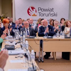 Radni klaszczą i składają gratulacje