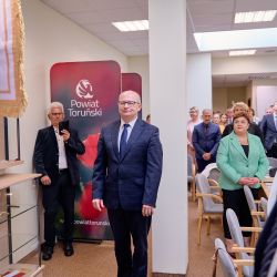 Obecny Starosta przekazuje sztandar Mirosławowi Graczykowi nowemu Staroście
