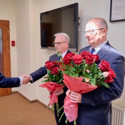 Wręczenie kwiatów dla ustępującego i nowego Starosty