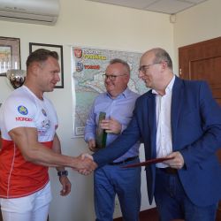 Starosta Toruński gratuluje i ściaska dłoń Piotrowi Osowskiemu