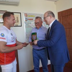 Starsota przekazuje list gratulacyjny