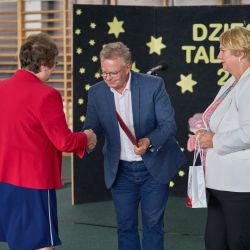 Wręczenie podziękowań dyrektorce GOPS w Lubiczu