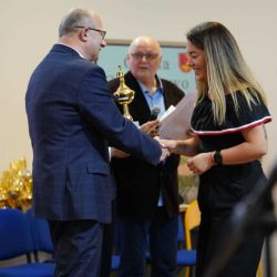 gratulacje i nagroda dla uczestnika
