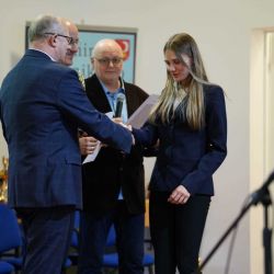 gratulacje i nagroda dla kolejnego uczestnika