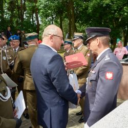 Starosta przekazuje list gratulacyjny
