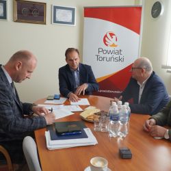 Przedstawiciele podpisują umowę