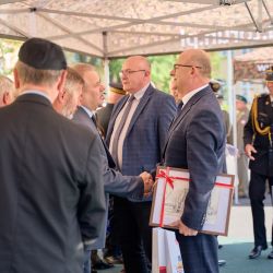 Starosta wita się
