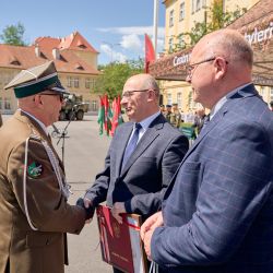 Mirosłąw Graczyk i Mirosław Nawrotek przekazują upominki