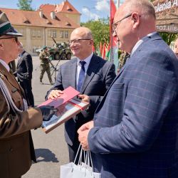 Starosta przekazuje grafikę