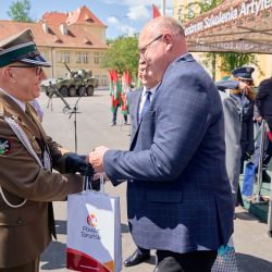 Mirosław Nawrotek przekazuje upominek
