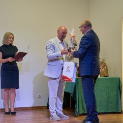 Starosta Toruński przekazuje dyrektorowi upominek