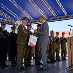 Starsiosta wręcza list gratulacyjny