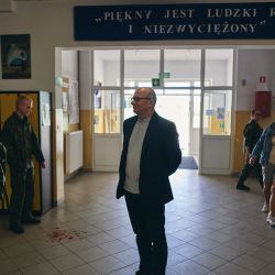 Starosta w holu szkoły