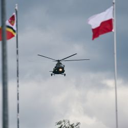 helikopter nad szkołą