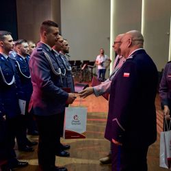 Starosta wręcza kolejne wyróżnienie