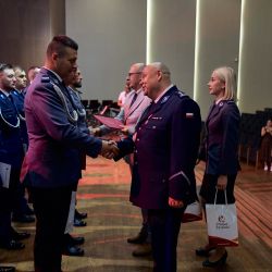 Starosta wręcza wyróżnienie funkcjonariuszowi