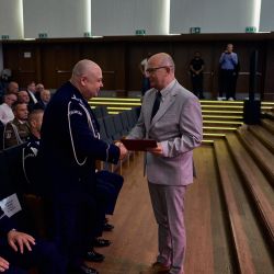 Starosta wręcza list gratulacyjny Komendantowi