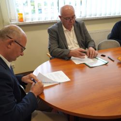 2024-08-19 Podpisanie umowy na remont DPS Dobrzejewice (13)