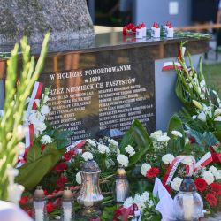 2024-09-01 Msza i kwiaty pod pomnikiem w Złotorii 4