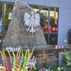 2024-09-01 Msza i kwiaty pod pomnikiem w Złotorii 5