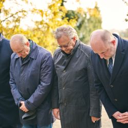 2024-10-20 Toruń zlożenie wieńca pod pomnikiem Popiełuszki 6