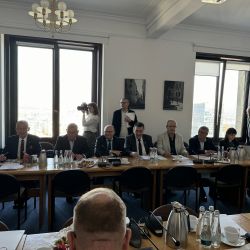 Starsota Mirosław Graczyk uczestniczący w obradach